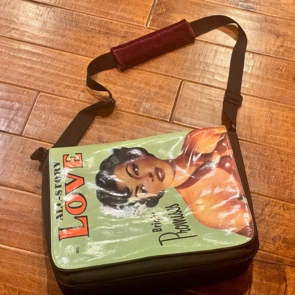 Super cute retro vintage laptop bag! Lots of storage